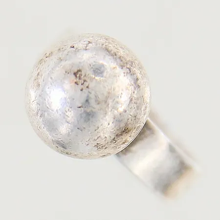 Ring med kula stl:17¼ bredd 4,4-11,5mm silver 925/1000 Vikt: 5,6 g