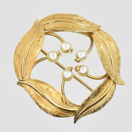 Brosch med 5 syntetiska pärlor Ø4mm, stl:40x40mm, defekt låsdel, 18K. Vikt: 9,2 g