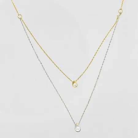 Collier med vita stenar längd 46cm, länkens bredd 1mm, rörliga hängen, gulguld/vitguld, 21K. Vikt: 2,9 g