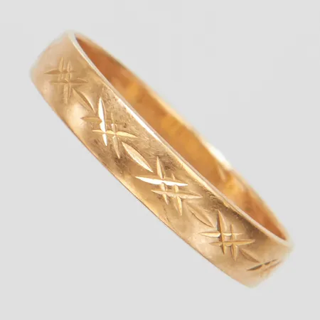 Ring med mönsterdekor, stl:18¾, bredd: 3,8mm, personlig gravyr, svenska stämplar, 18K Vikt: 2,7 g