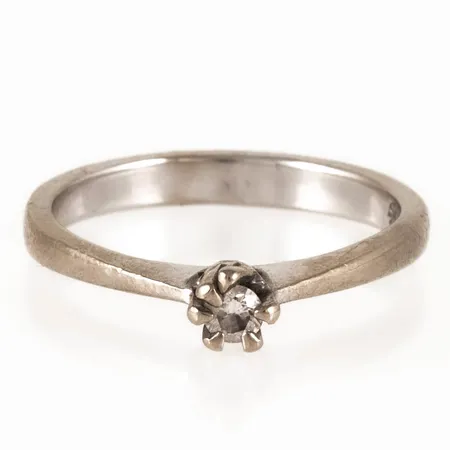 Ring Stjärnring Galaxia med en briljantslipad diamant 0,11ct TW(F-G)/Luppren-vvs stl:18 bredd 2,9-4,3mm, sned klo, behov av rodiering, vitguld 18K 3,6g. Nypris ca 18.000:-