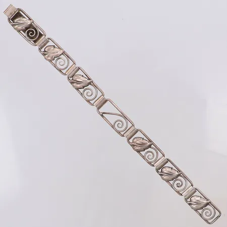 Armband löv Kaplans år 1948 längd 18cm bredd 11,3mm, ett löv saknas, 830/1000 silver Vikt: 16,7 g