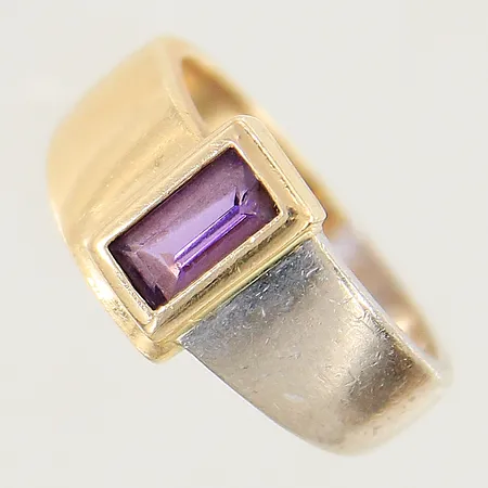Ring med lila sten GFAB stl:18¾ bredd 3,7-11,4mm skadad sten repig tvåfärgad 18K Vikt: 7,8 g