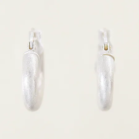 Örhängen creoler med frostad dekor Ø14mm bredd 2,9mm vitguld 18K Vikt: 1,4 g