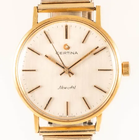 Herrur Certina New Art guld 18K manuell Ø33,5mm plexiglas, flexband i metall innermått 19cm (bortnött förgyllning), något repigt glas, gravyr, bruttovikt:54,4g. 