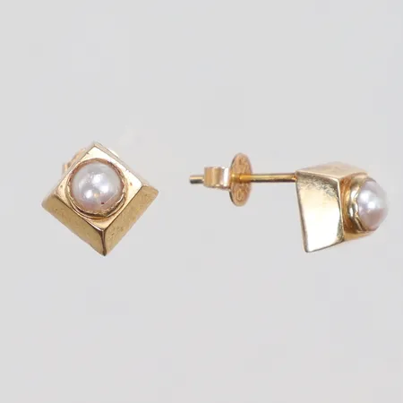 Ett par örhängen med pärlor, 16x7mm, något skeva stift, 18K Vikt: 1,5 g