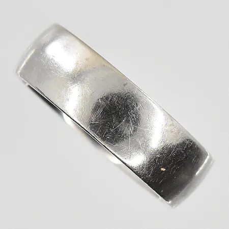 Ring stl:16½ bredd 6mm, gravyr, vitguld, 18K. Vikt: 6,9 g