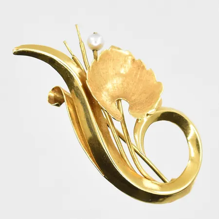 Brosch med syntetisk pärla Ø3mm, längd 45mm, bredd 20mm, 2 pärlor saknas, 18K. Vikt: 5,2 g