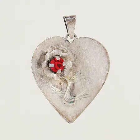 Hänge hjärta med röd sten 30x20mm gravyr bucklig silver silver 800/1000  Vikt: 1,2 g
