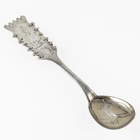 En kaffesked med samiskt motiv längd 114mm, COP (C O Persson Aktiebolag, Haparanda), silver 13,4g. 
