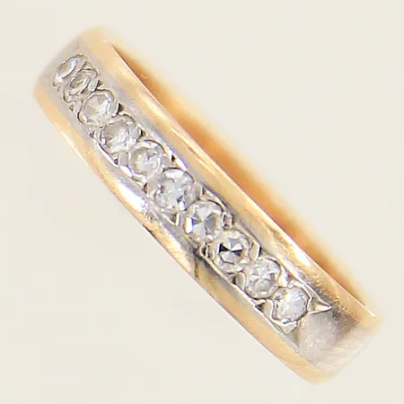 Ring med 8/8-slipade diamanter 10 x ca 0,02ct stl:15¾ bredd 4,1mm gravyr 18K Vikt: 3,8 g