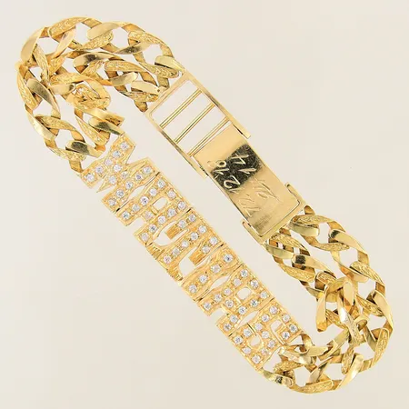 Armband med vita stenar samt integrerad namnplatta längd 21,5-23mm bredd 14mm gravyr 18K Vikt: 60,8 g