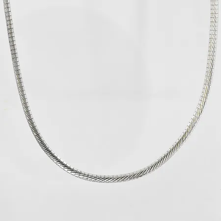 Collier ledad modell med matterad yta längd 39½cm, bredd 4mm, något glappt lås, silver. Vikt: 17,8 g