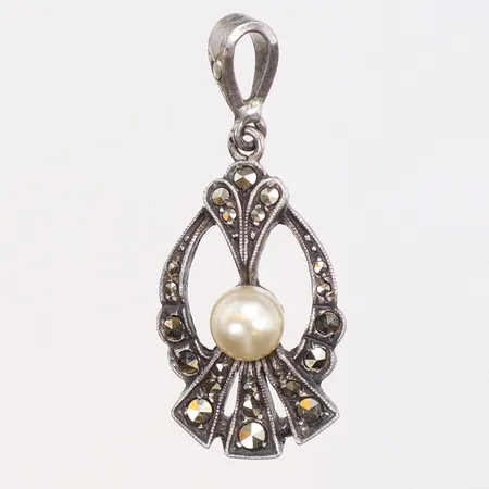 Hänge med imitationspärla och markasiter 14x34mm silver 830/1000 Vikt: 3,4 g