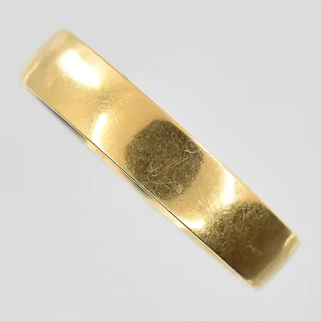 Ring stl:22 bredd 5mm, gravyr, 18K. Vikt: 4,9 g