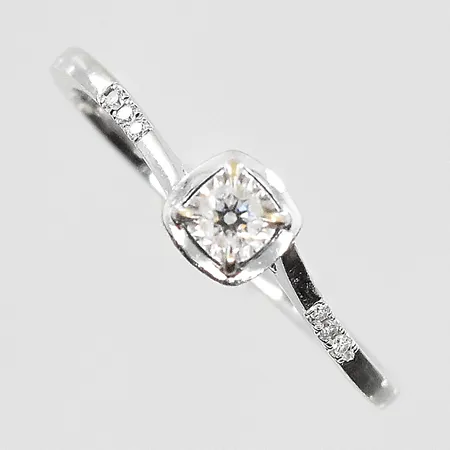 Ring med vita stenar stl:16 bredd 1-4mm, vitguld, 18K. Vikt: 1,5 g