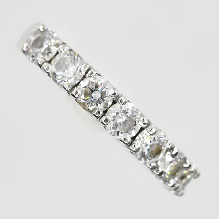 Ring med syntetiska diamanter ca 7x0,14 stl:17, bredd 3mm, gravyr, vitguld, 18K. Vikt: 4,4 g