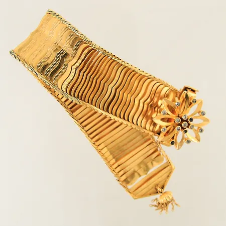 Armband med vita stenar samt en berlock längd 21,5cm bredd 28,5mm arabiska stämplar buckligt 21K Vikt: 57,8 g