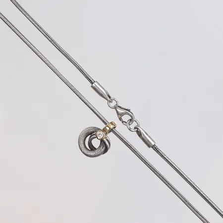 Halscollier, längd 44,5cm, bredd 1,5-11mm, 925/1000 silver Vikt: 9,9 g