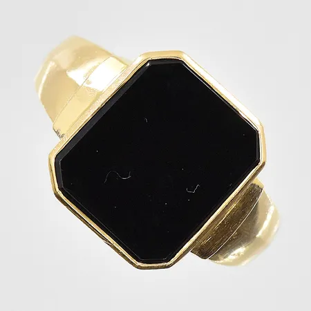 Klackring med onyxplatta stl:18½, bredd 4-15mm, 18K. Vikt: 5,1 g