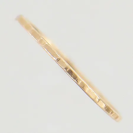 Ring med dekor stl:17½ bredd 1mm 18K Vikt: 0,5 g