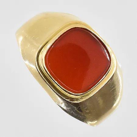 Klackring med carneol stl:20¼, bredd 3-13mm, ojämn skena, 18K. Vikt: 3,8 g