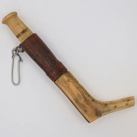 Halvhornskniv signerad E.N.på lädret horn & läder 22cm, välanvänd, saknar klicket