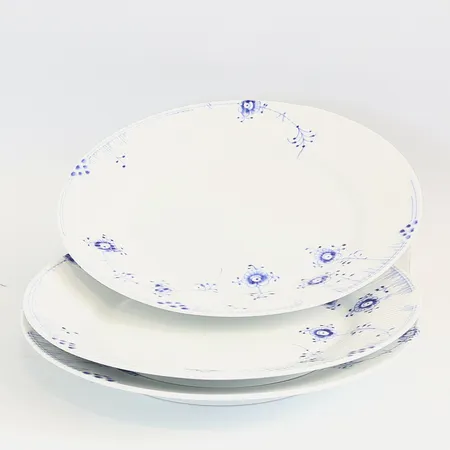 3 tallrikar Royal Copenhagen Blue element, no 627, Ø28cm, 1 tallrik är andra sortering  Skickas med postpaket.