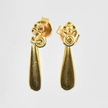Örhängen droppar längd 24mm bredd 5mm, mindre bucklor, 18K. Vikt: 1,5 g
