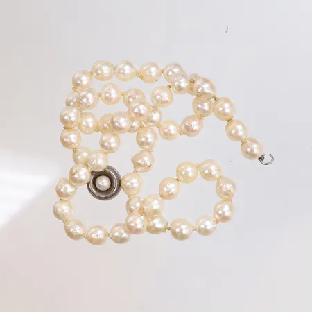 Pärlcollier med odlade saltvattenpärlor, längd 39,5mm, 6mm, defekt, lås i silver, 925/1000 silver Vikt: 22 g