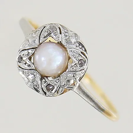 Ring med odlad pärla samt rosenslipade diamanter stl:18¼ bredd 1-9,7mm fattning i vitguld något skev skena 18K Vikt: 1,7 g