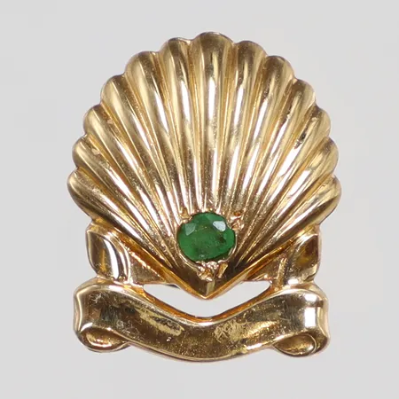 Pin Cartier Shell med grön sten 12x15mm, bakstycke i gulmetall (ej medräknad i vikt), med originallåda 18K Vikt: 1,8 g