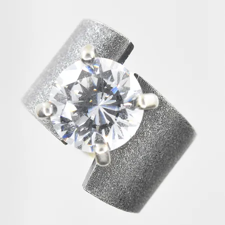 Ring med vit sten stl:17½, bredd 11-16mm, matterad yta, silver 925/1000. Vikt: 19,4 g