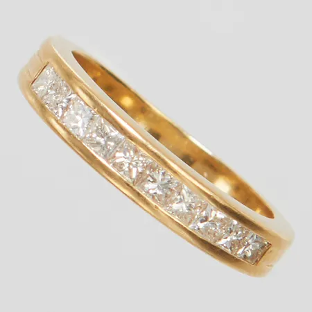 Alliansring med princesslipade diamanter ca.0,06-0,08ct, stl:16¼, bredd: 2,6-3,7mm, 18K Vikt: 4,1 g