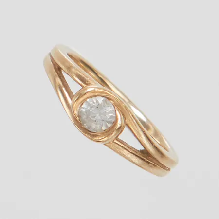 Ring med vit sten, stl:17, bredd: 2,8-6,1mm, personlig gravyr, repig, 9K Vikt: 3,9 g
