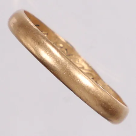 Ring slät stl: 20½ ojämn i skenan gravyr 18K Vikt: 2,5 g