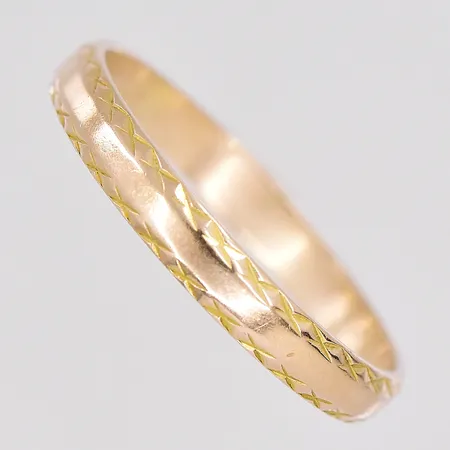 Ring stl:18¾ bredd 3mm graverad 18K Vikt: 2,4 g