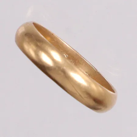 Ring slät stl:15¾ bredd 3,8mm, gravyr 18K Vikt: 2,8 g