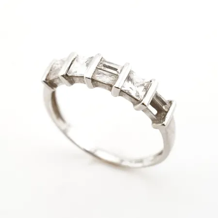 Ring vitguld med stenar 18k stl: 20 Vikt: 3,4 g