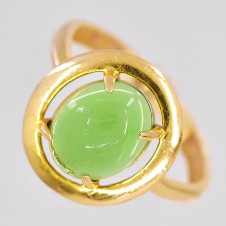 Ring stl:17¾ grön sten naggad 21K Vikt: 3,4 g