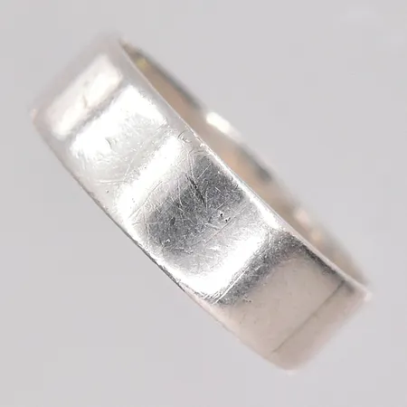 Ring stl:17 bredd 6mm gravyr silver 830/1000 Vikt: 3 g