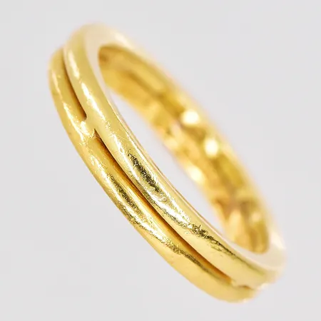 Ring dubbel stl:18¼ bredd 3,8mm graverad ihopsatt 23K Vikt: 7,2 g