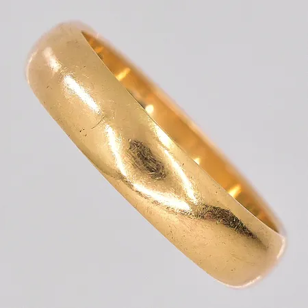 Ring stl:18¼ bredd 5mm gravyr 18K Vikt: 5,6 g