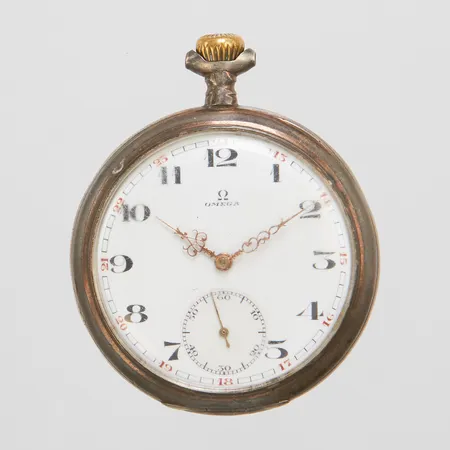 Fickur Omega Ø51,2mm manuell, liten sekundvisare, boettnr: 5623647, defekt, går ej, repigt glas, saknar ögla, monogramgravyr, silver 800/1000, bruttovikt 89,9g