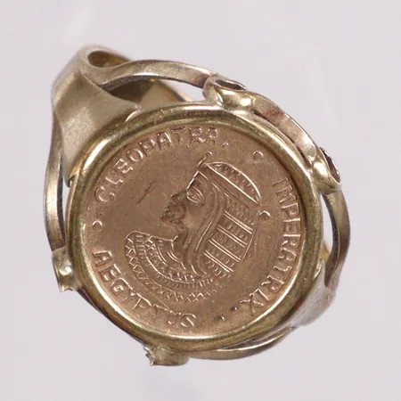 Ring med guldmynt defekt stl:18, 8k/900 Vikt: 2,2 g