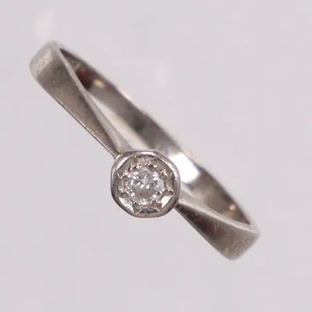 Ring med diamant 1x ca 0,06ct stl:17½ vitguld 18k Vikt: 2,2 g
