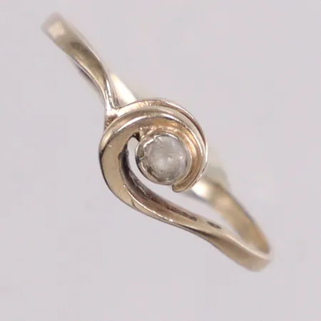 Ring stl:17¼, skev i skenan liten vit sten 14K Vikt: 1 g