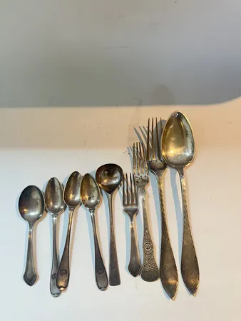 Diverse silverbestick 4 kaffeskedar längd 11,5-13,7cm, 2 dessertgafflar längd 12,2-17cm, 1 såsslev längd 14,2cm, silver 830-925/1000 Vikt: 275,3 g
