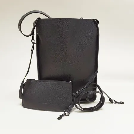 Väska Balenciaga Tool 2.0 Small North-South Tote Bag, svart kalvskinn, beslag i svart matt metall, mått: ca.26x30x11cm, avtagbar innerpouch, skavmärken på lädret nertill samt beslag på undersidan, dustbag, ytterkartong, kvitto från Balenciaga 2021 medföljer Vikt: 0 g