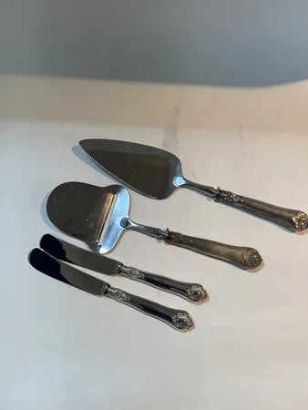 Osthyvel, tårtspade 2 smörknivar modell Sachsisk silver tillverkare Mema silver 830/1000 Vikt: 265 g
